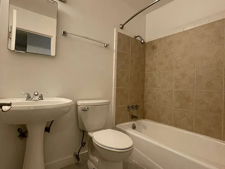Bellevue Manor Apartments — Photo 10