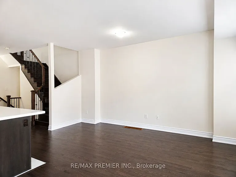 34 Arnold Cres — Photo 2