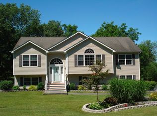 8 Lime Ridge Rd, Poughquag, NY 12570