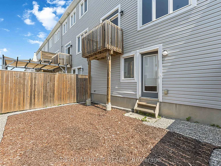 432 Meadowbreeze Dr — Photo 2