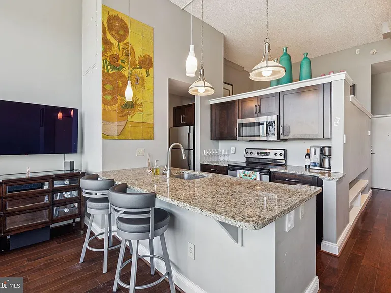 2429 Locust St #302 — Photo 7