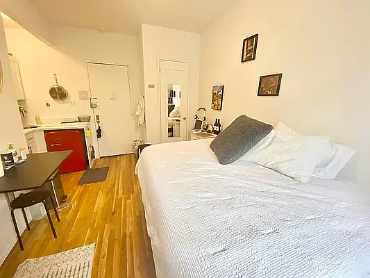 3rd image of 284 W 12th St APT 4