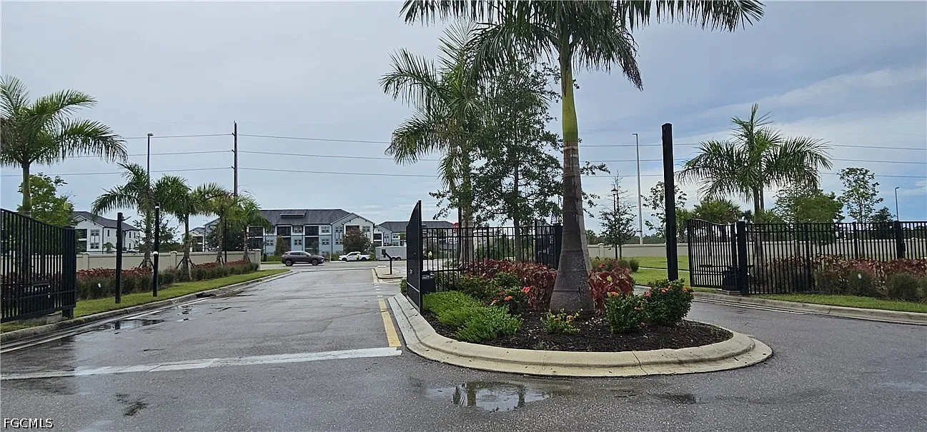 3 bed, 2.5 bath, 1464 sqft, $2,000 — Photo 2