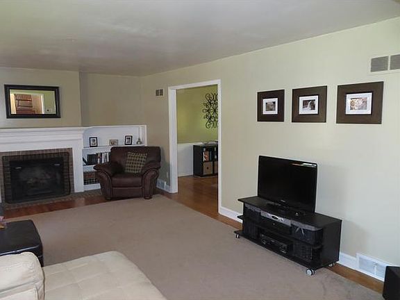 Living Rm w/ fireplace & hardwood floors