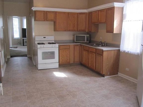 3rd image of 3408 N Kilbourn Ave #1