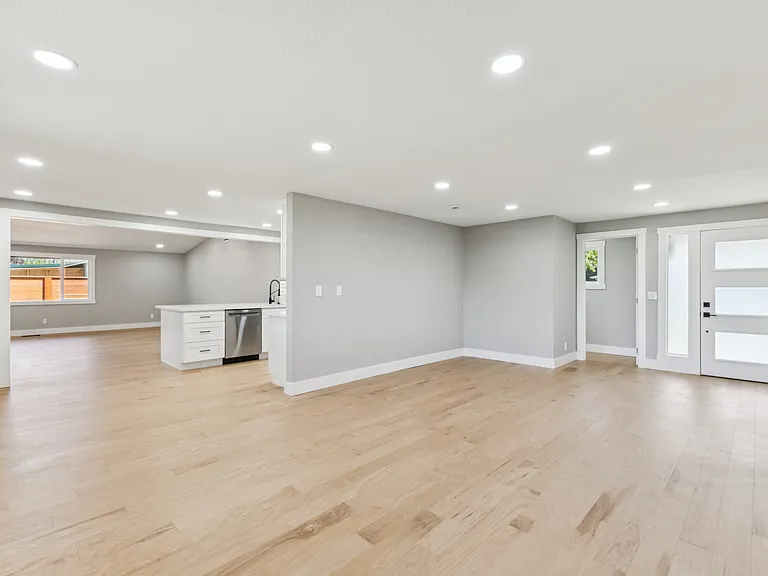 1079 Westwood Dr — Photo 3