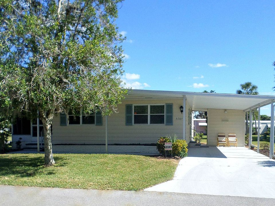 LARGE CORNER LOT, QUIET AREA