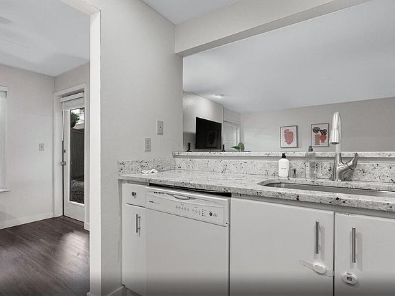 4th image of 14057 NE 181st St APT E304