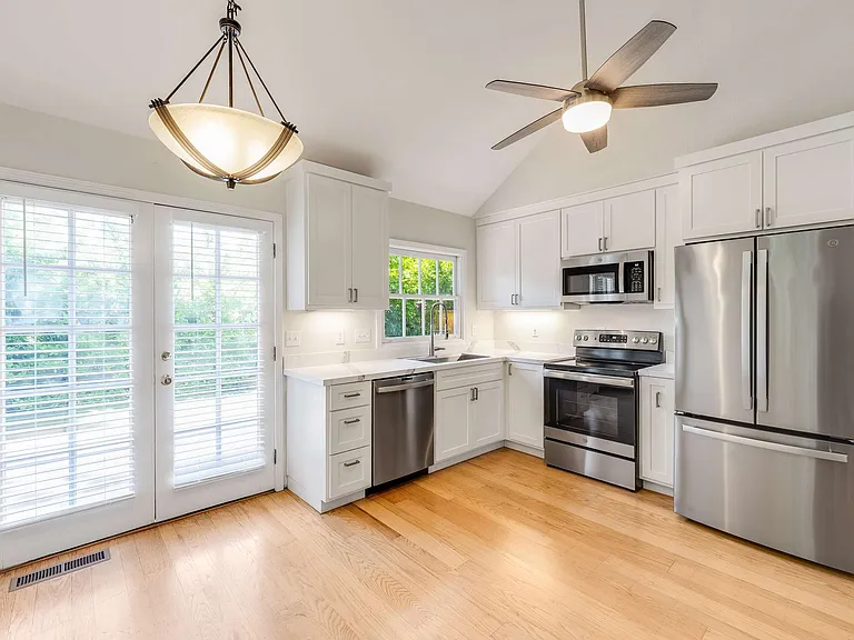 558 Beresford Ave — Photo 11