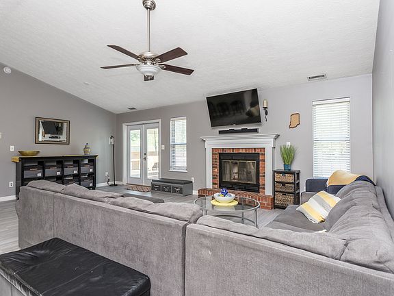 5th image of 9364 Champton Dr