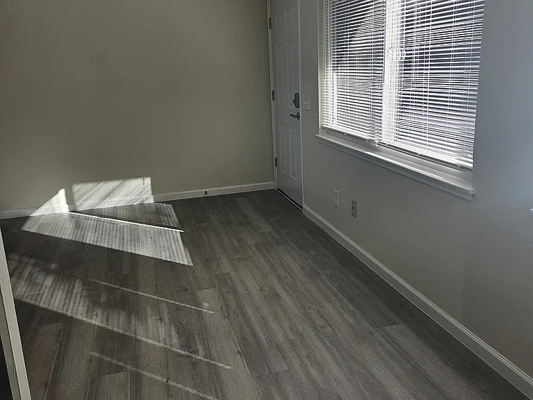 560 Geneva Ave — Photo 6
