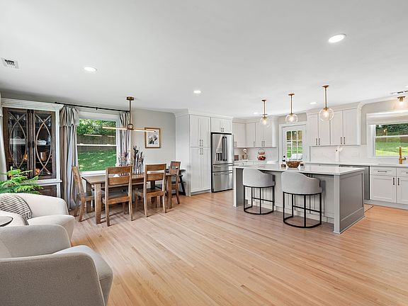 2nd image of 5028 Briarwood Dr