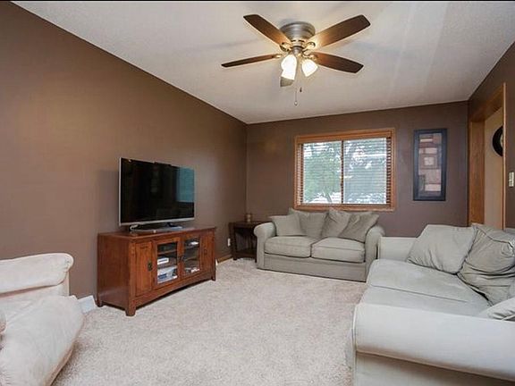 Formal living room(upper level)