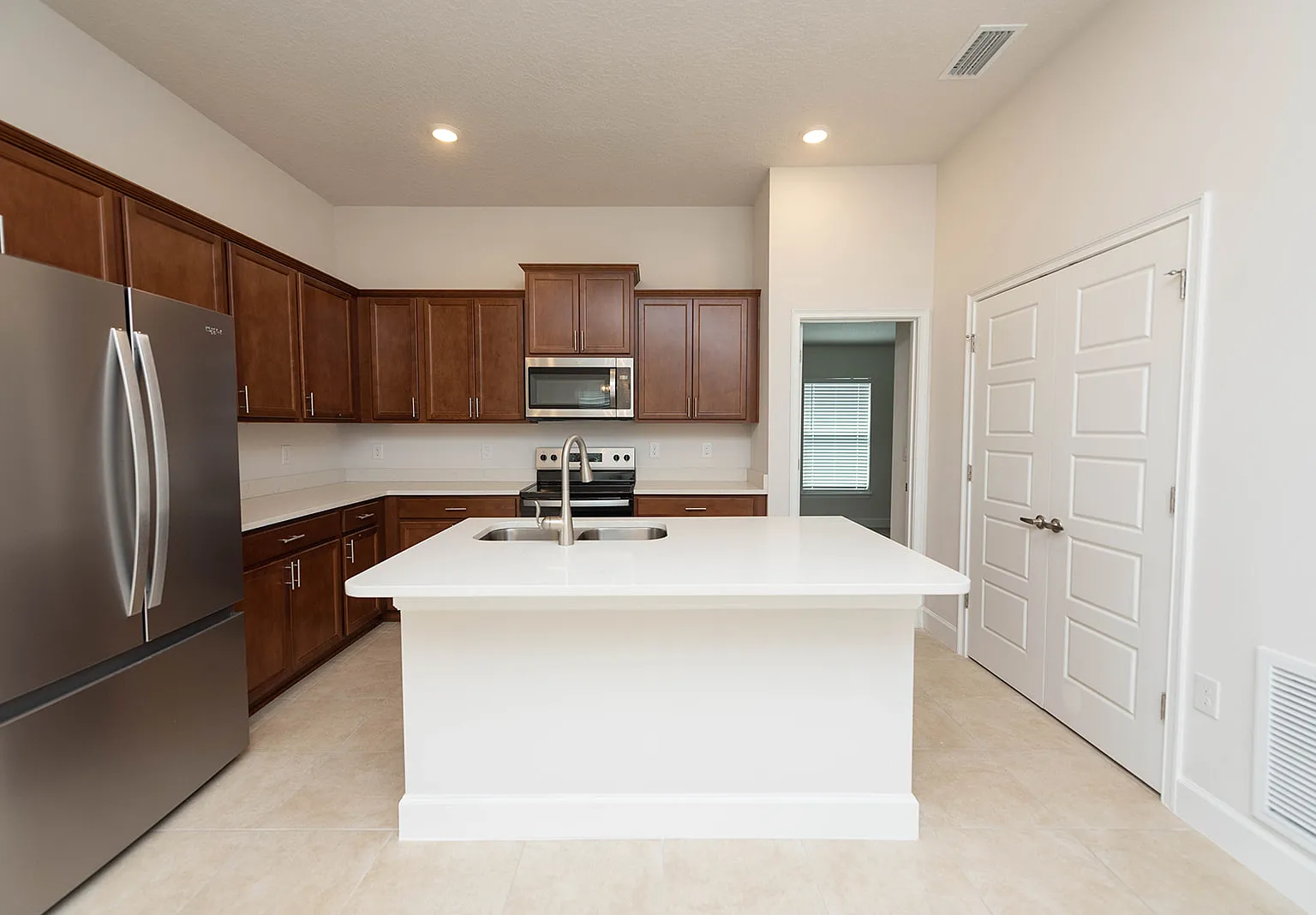 4 bed, 1635 sqft, $2,200 — Photo 3