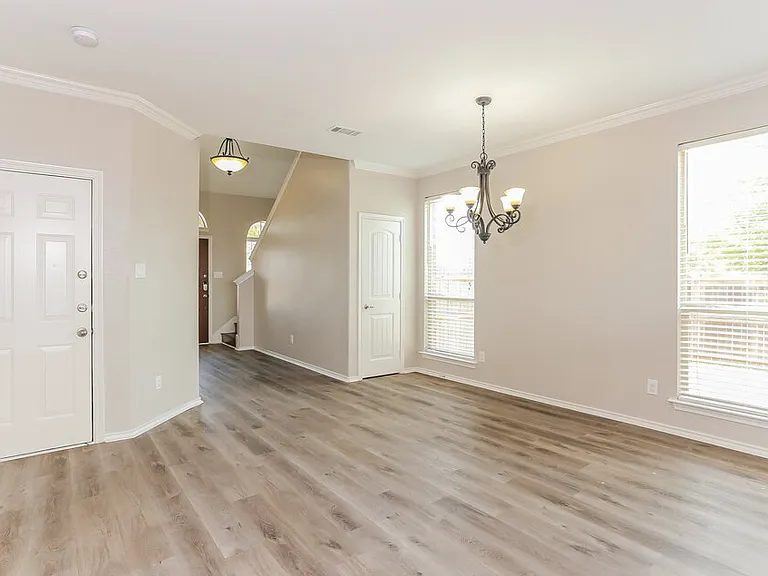 1032 Sunderland Ln — Photo 7
