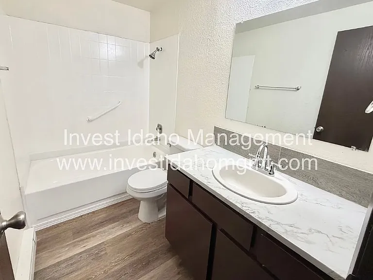 1057 Melrose — Photo 15