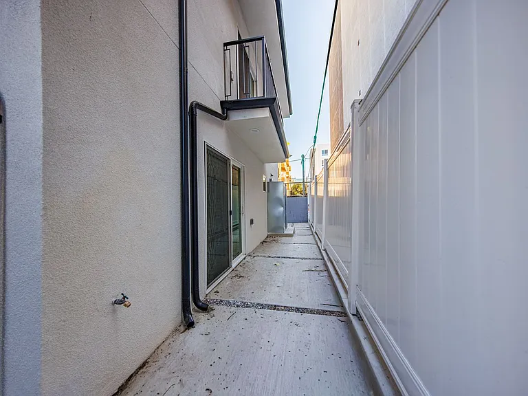 1241 N Sycamore Ave — Photo 42