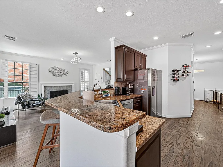 1015 Enclave Sq S — Photo 18