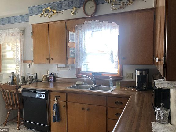 5th image of 407 Lake Dr