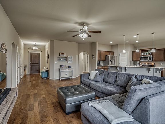 5th image of 1504 E 137th Pl