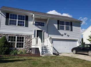 469 Andover Woods Ct, Fenton, MI 48430