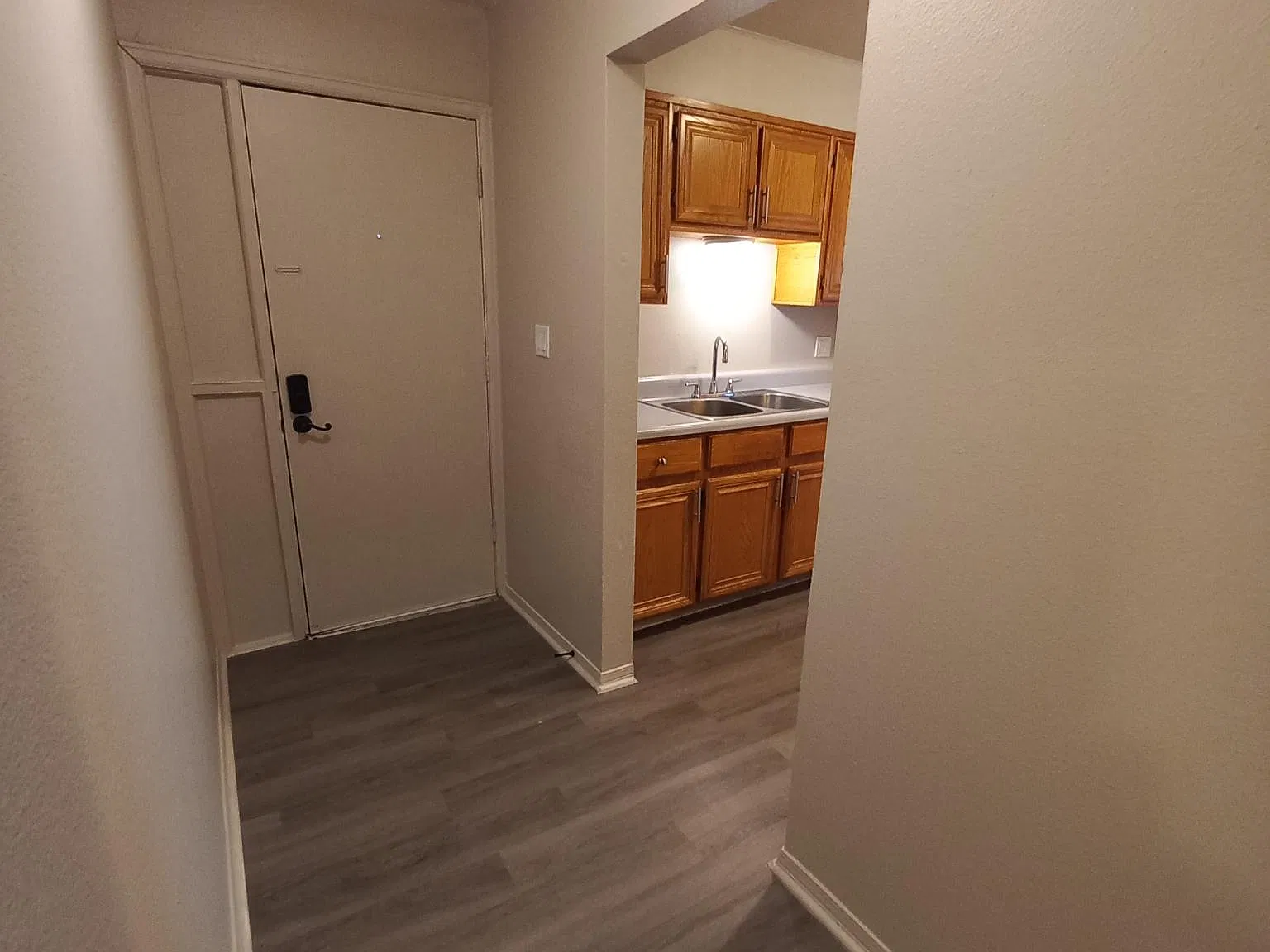 2 bed, 950 sqft, $2,100 — Photo 3