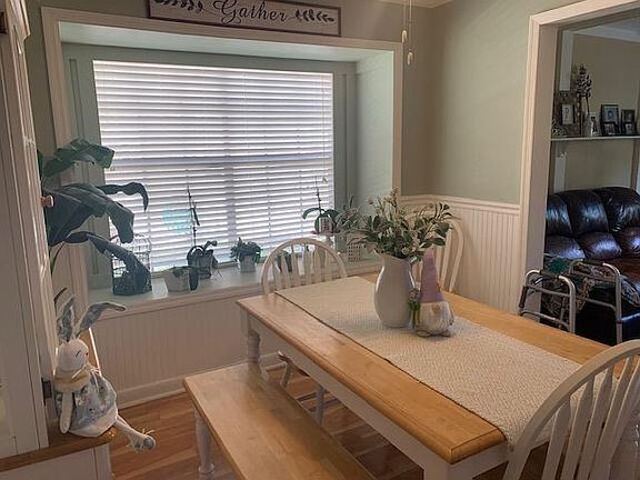 3rd image of 1412 Amaryllis Ln