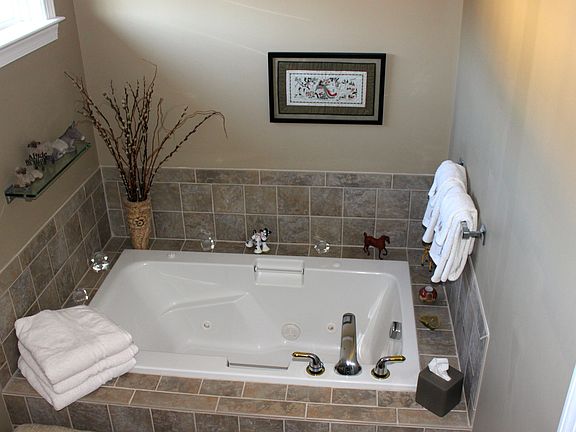 Jetted tub in master