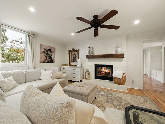 4th image of 343 Derby Ln