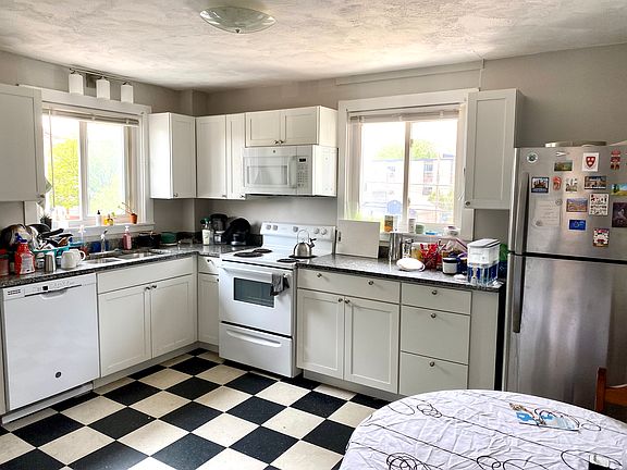 3rd image of 417 Angell St Floor 2
