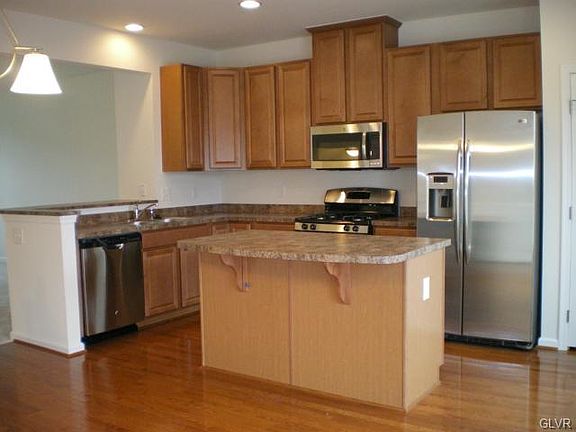 3rd image of 17 Yellow Rose Ln