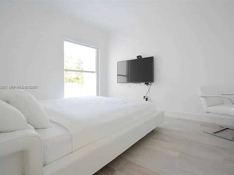 880 N Venetian Dr — Photo 17