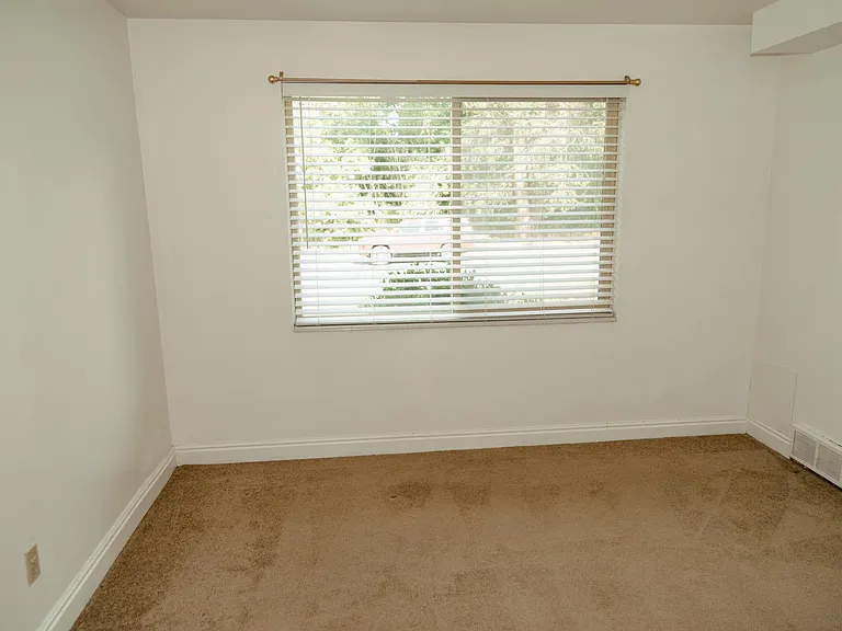1586 E Blaine Ave — Photo 10