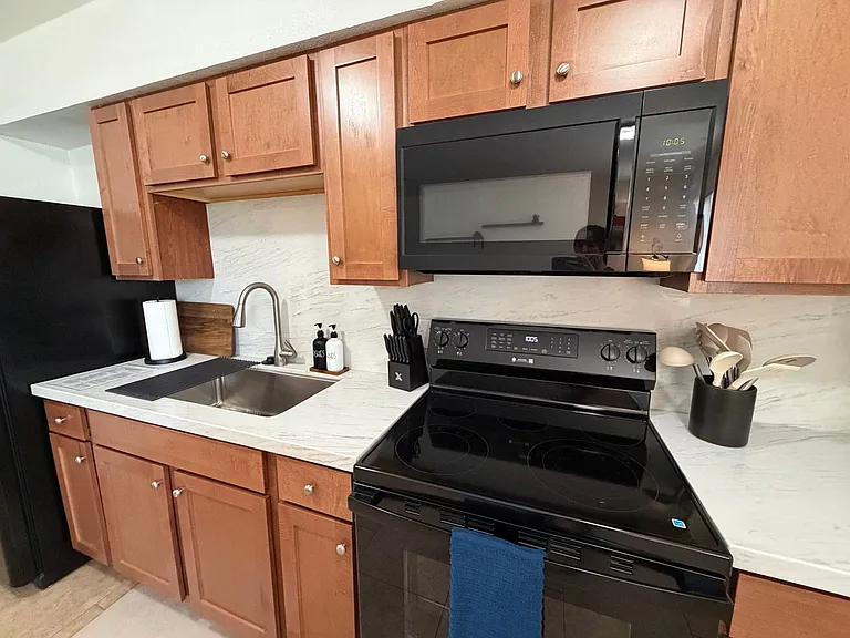 Twin Palms Apartments — Photo 6