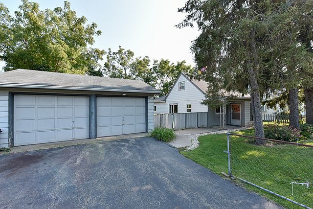 1st image of 115 E Hawthorne Dr