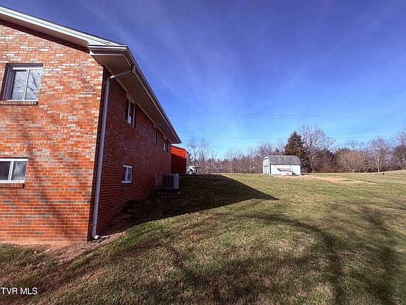 5th image of 273 Fairford Ln