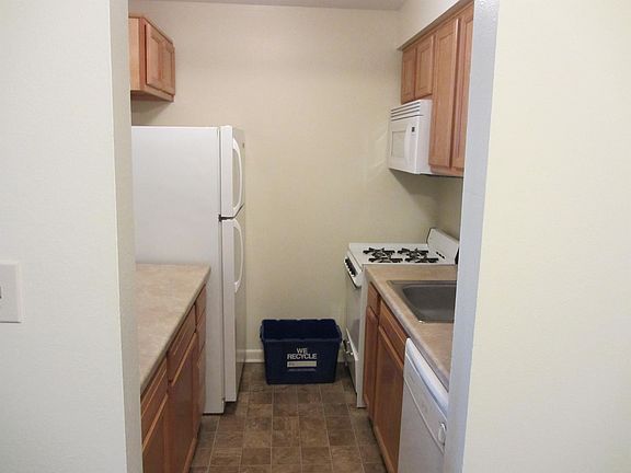 4th image of 465 S Summit St #36