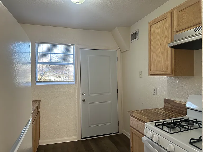 1219 Estelle St — Photo 10