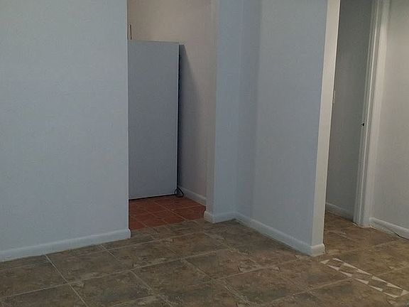 5th image of 922 W 5th St