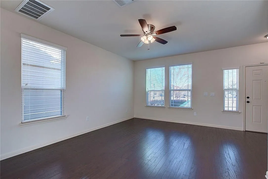 4 bed, 3.5 bath, 1845 sqft, $2,150 — Photo 4