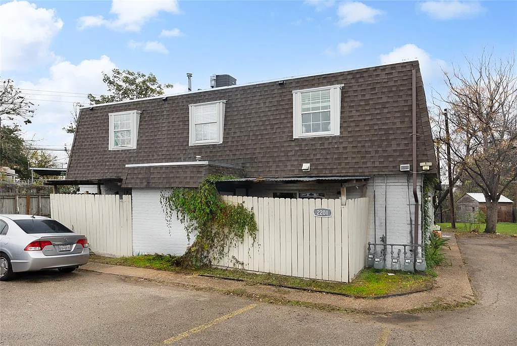 1 bed, 1.5 bath, 1806 sqft, $1,300 — Photo 1