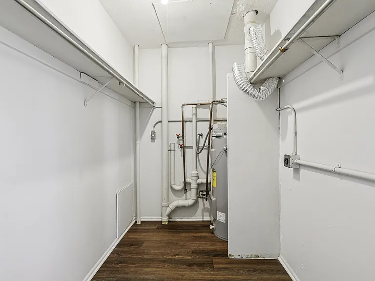 Oakwood Apartments — Photo 9