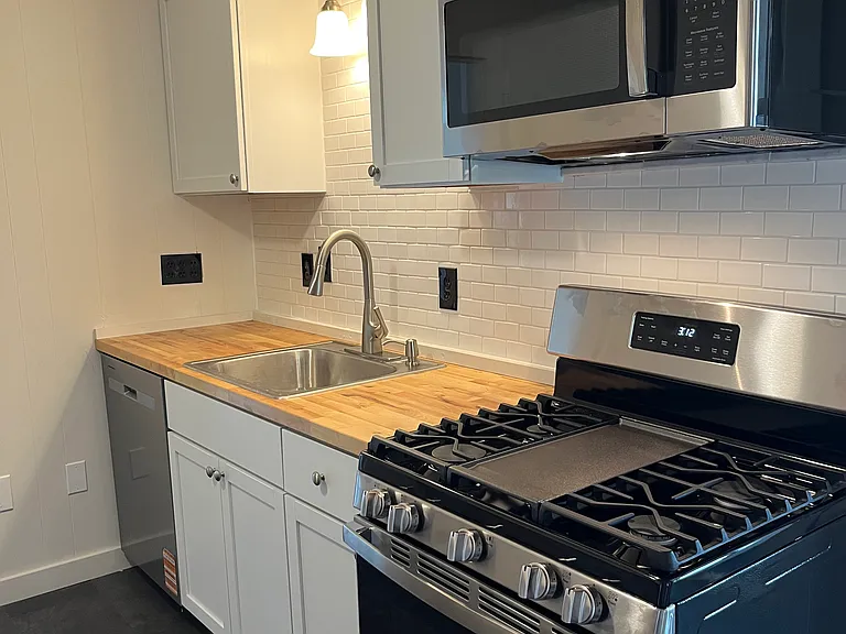 310 N Constitution Ave — Photo 4