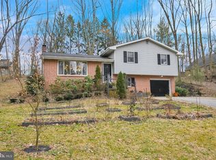 3882 Pond Dr, York, PA 17402