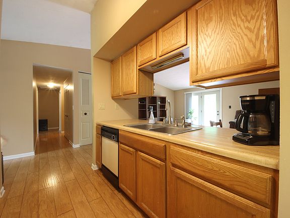 4th image of 6715 Breeds Hill Dr