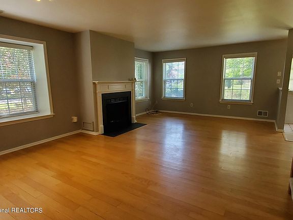 5th image of 751 Banyan Ct