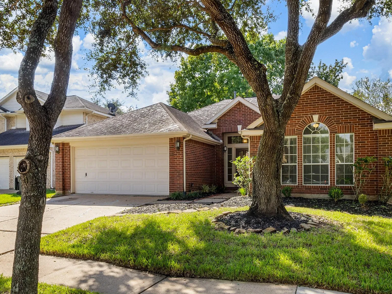 3 bed, 2.0 bath, 1865 sqft, $2,200 — Photo 2