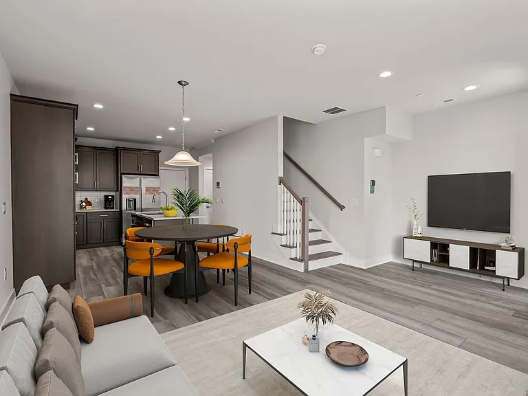 701 Brewster Aly — Photo 1