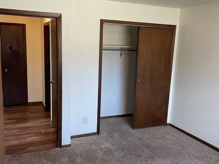 Immaculate Updated 1 and 2 Bedrooms with 1 Bath — Photo 18