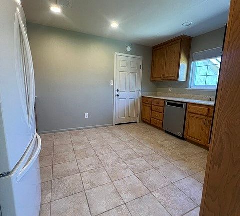 5th image of 3930 Hillview Rd